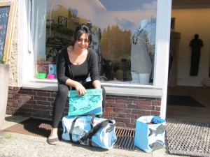 Gül mit Bugis-Taschen vor meinem Laden